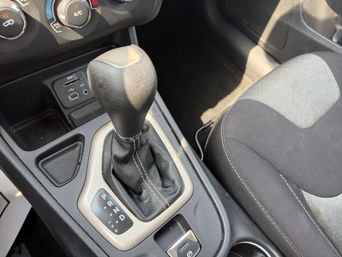 Used 2016 Jeep Cherokee Sport FWD image 27