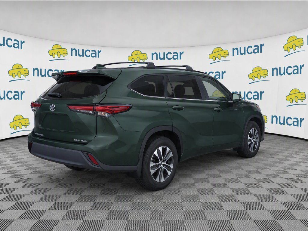 Used 2023 Toyota Highlander XLE AWD/4WD image 4