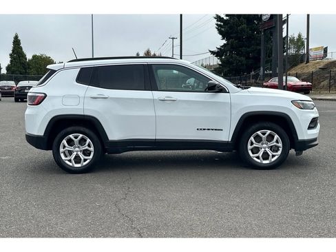 Used 2024 Jeep Compass Latitude image 3