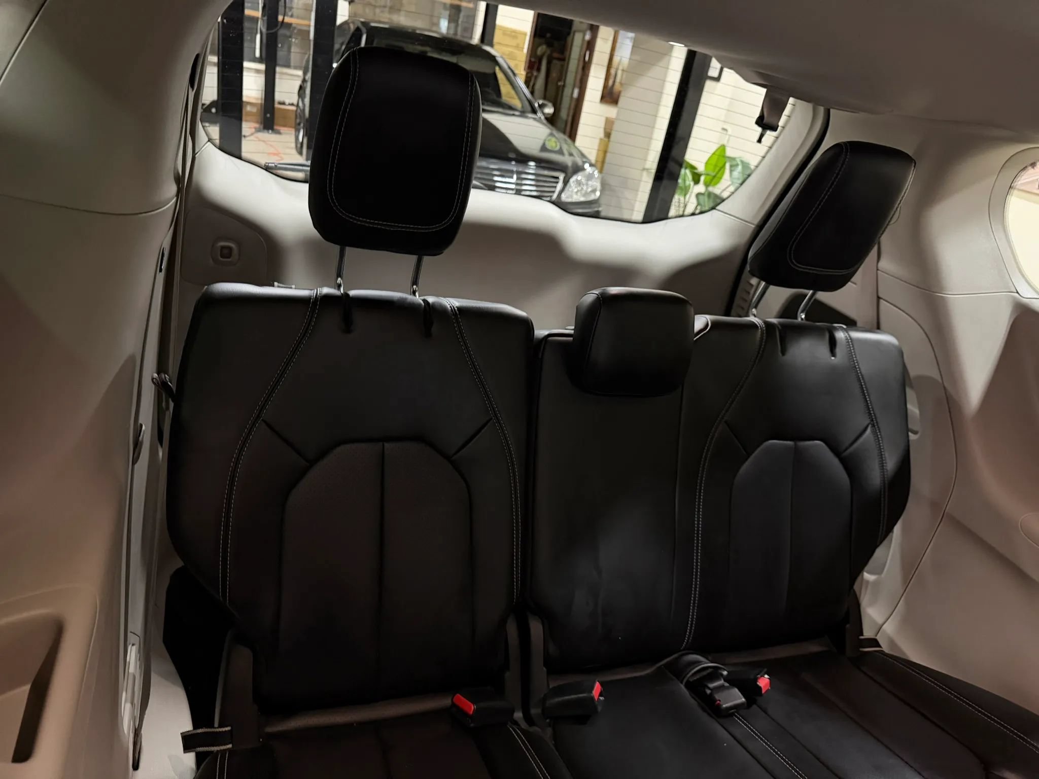 Used 2023 Chrysler Pacifica Touring-L FWD image 32