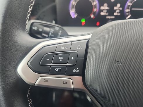 Used 2025 Volkswagen Tiguan SE image 19