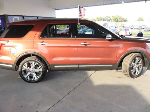 Used 2018 Ford Explorer Platinum AWD/4WD image 4