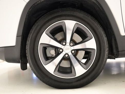 Used 2019 Jeep Cherokee Limited image 8