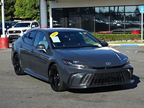 Used 2025 Toyota Camry SE FWD image 2