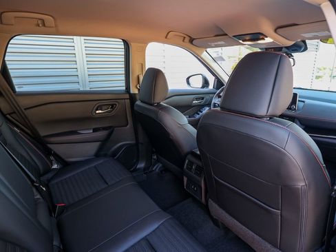 Used 2025 Nissan Rogue SV image 17