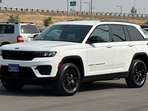 Used 2024 Jeep Grand Cherokee Altitude AWD/4WD image 7