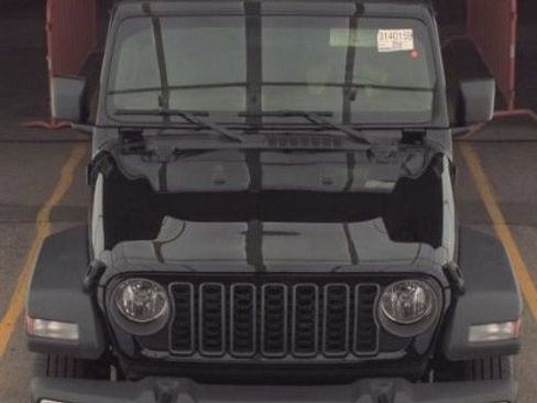 Used 2025 Jeep Gladiator Sport image 2