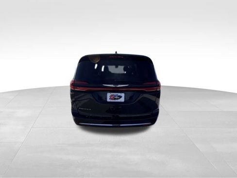 Used 2022 Chrysler Pacifica Touring-L image 5
