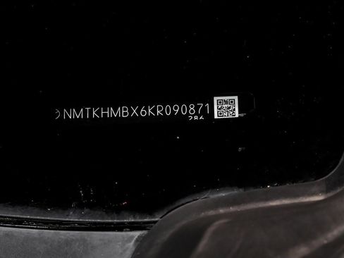 Used 2019 Toyota C-HR XLE image 65