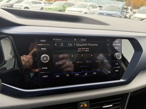 Certified 2023 Volkswagen Taos SE w/ Panoramic Sunroof Package image 17