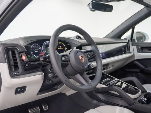Certified 2026 Porsche Cayenne S AWD/4WD image 4