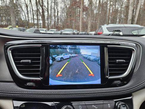 Used 2017 Chrysler Pacifica Limited image 28