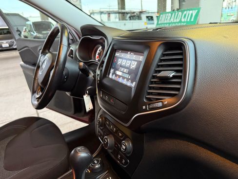 Used 2020 Jeep Cherokee Latitude w/ Cold Weather Group image 21