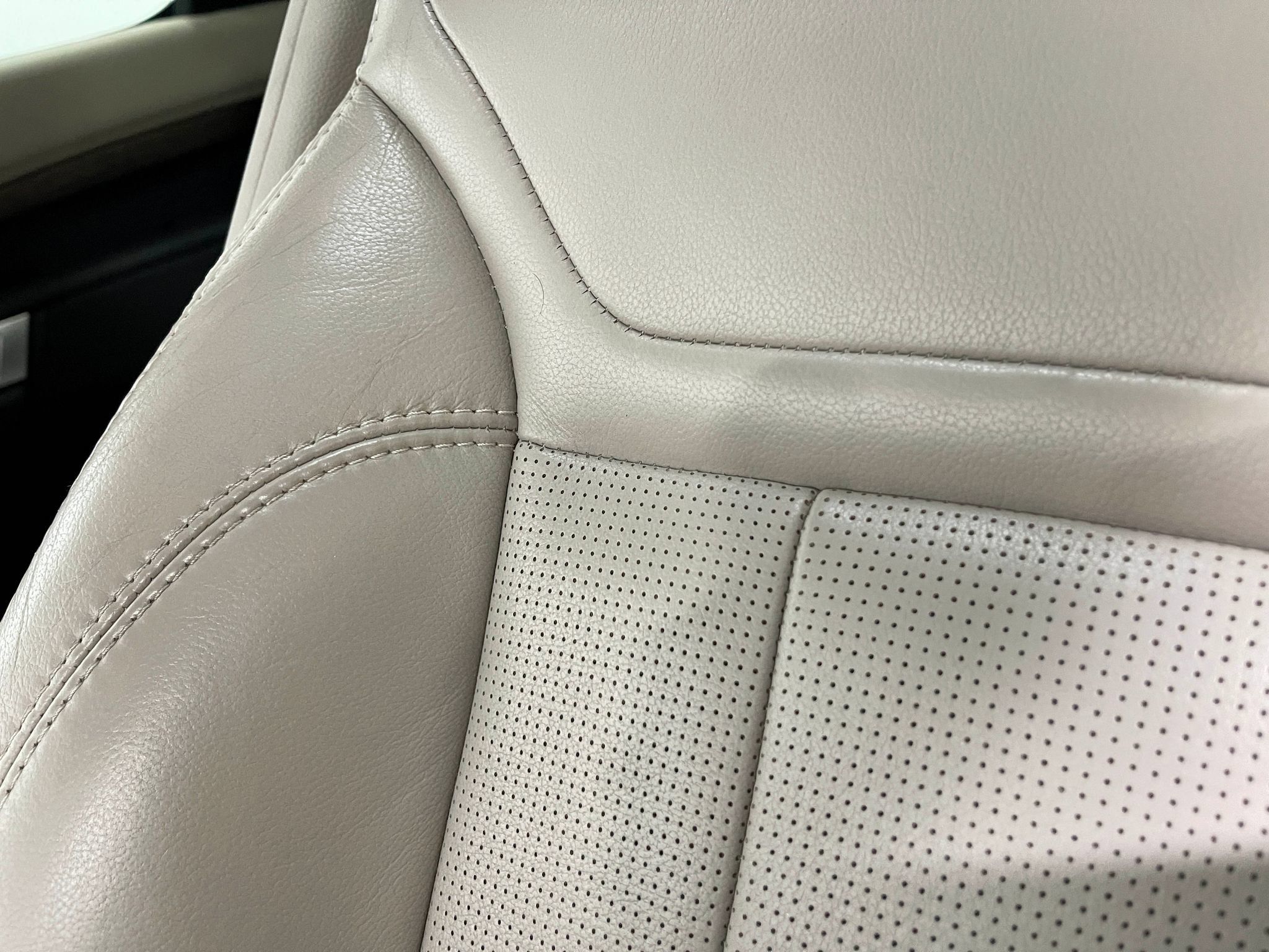 Used 2018 Land Rover Discovery HSE AWD/4WD image 18