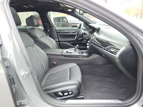 Used 2021 BMW 750i xDrive w/ M Sport Package image 44