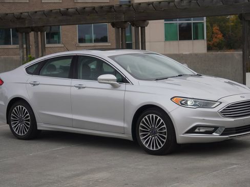 Used 2017 Ford Fusion SE image 2