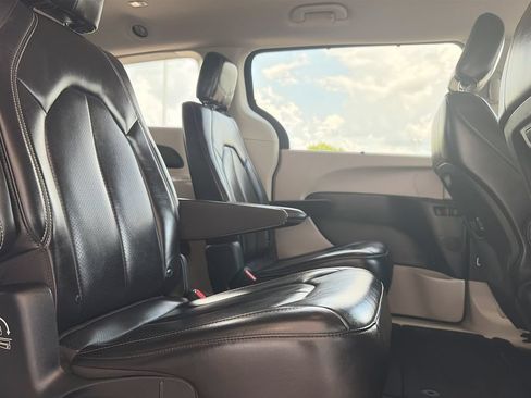 Used 2023 Chrysler Pacifica Touring-L FWD image 28