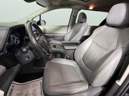 Used 2021 Toyota Sienna Limited FWD image 17