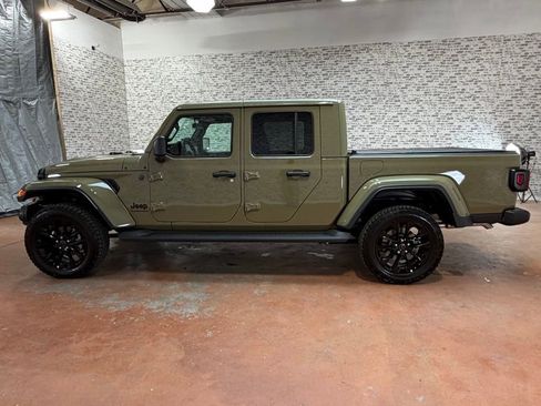 Used 2025 Jeep Gladiator Sport image 4