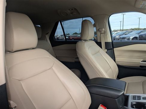 Used 2022 Ford Explorer XLT w/ Equipment Group 202A image 29