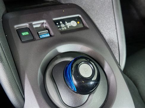 Used 2025 Nissan Leaf S image 24