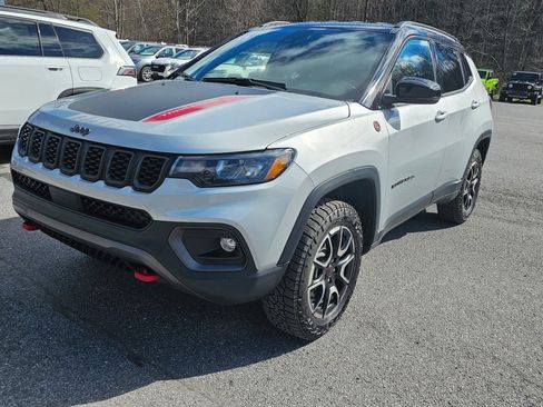 Used 2025 Jeep Compass Trailhawk AWD/4WD image 1