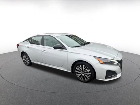 Used 2026 Nissan Altima 2.5 SV FWD image 2