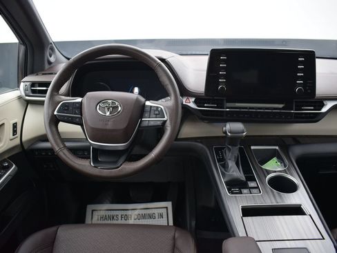 Used 2024 Toyota Sienna Platinum AWD/4WD image 20