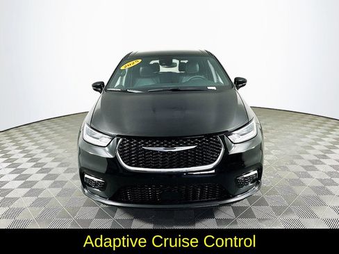 Used 2025 Chrysler Pacifica Select image 4