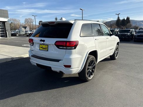 Used 2019 Jeep Grand Cherokee Altitude image 2
