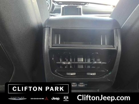 Used 2024 Jeep Grand Cherokee Laredo AWD/4WD image 19