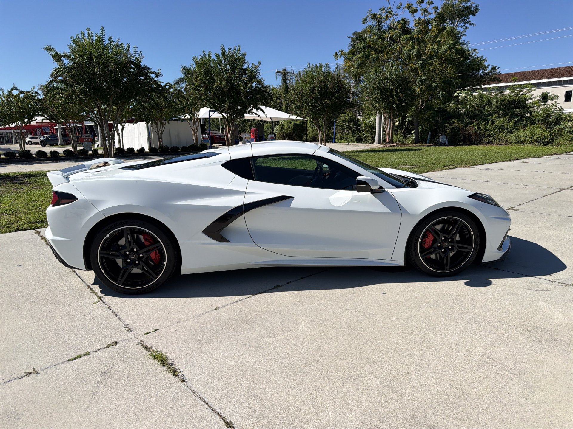 Used 2023 Chevrolet Corvette Stingray Preferred Cpe w/ Z51 Performance Package RWD image 3