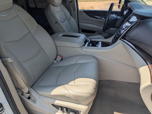 Used 2017 Cadillac Escalade ESV Luxury AWD/4WD image 10
