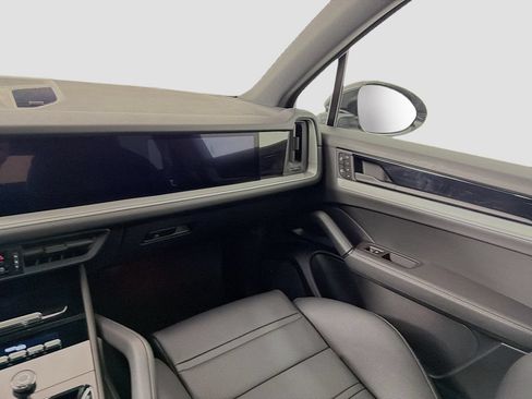 Certified 2025 Porsche Cayenne S AWD/4WD image 27