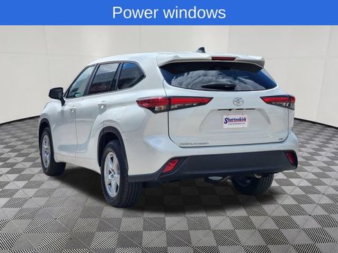 Used 2023 Toyota Highlander LE FWD image 3