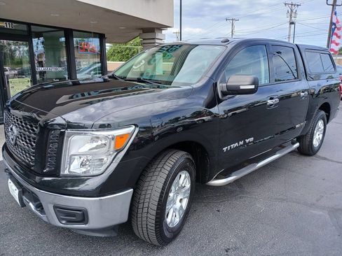 Used 2019 Nissan Titan SV image 4