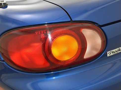 Used 1999 MAZDA MX-5 Miata 10th Anniversary Edition RWD image 40