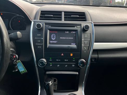 Used 2015 Toyota Camry SE w/ Moonroof Package FWD image 18