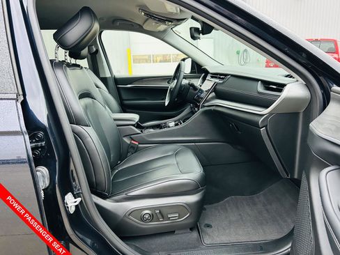 Used 2023 Jeep Grand Cherokee L Limited w/ Black Appearance Package image 37