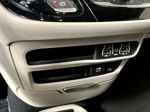 Used 2022 Chrysler Pacifica Touring-L image 32