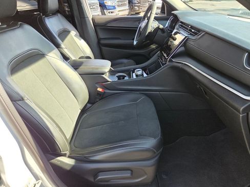 Used 2025 Jeep Grand Cherokee Laredo RWD image 20