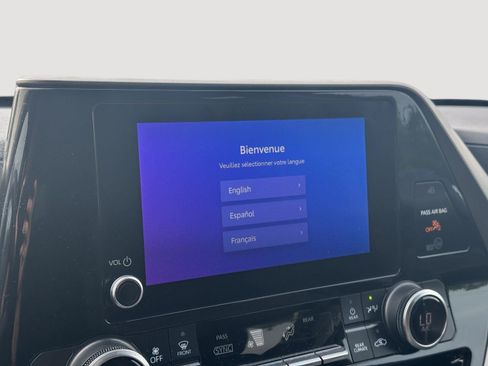 Used 2023 Toyota Highlander LE FWD image 12