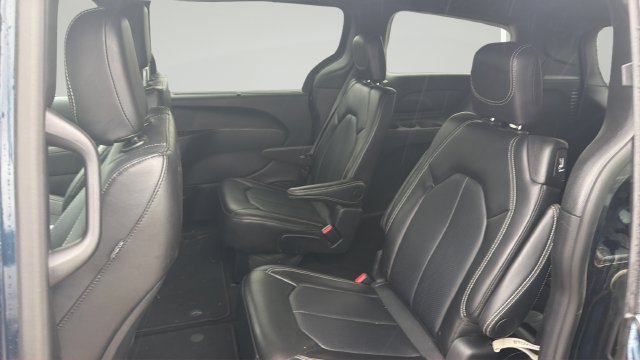 Used 2025 Chrysler Pacifica Select FWD image 10