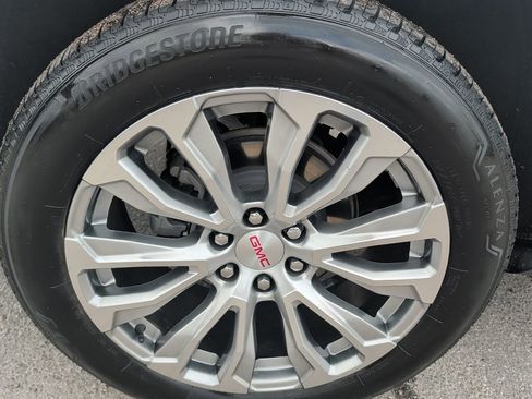 Used 2023 GMC Yukon XL Denali image 9