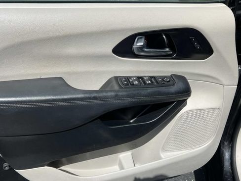 Used 2020 Chrysler Pacifica Limited FWD image 19