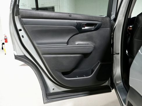 Used 2023 Toyota Highlander XLE image 28