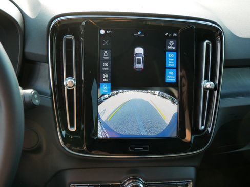 Used 2023 Volvo XC40 Recharge Plus w/ Protection Package Premier AWD/4WD image 19