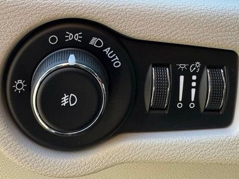 Used 2018 Chrysler Pacifica Limited image 20