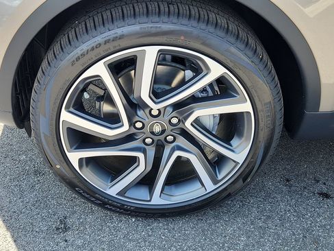 Used 2025 Land Rover Discovery S image 9