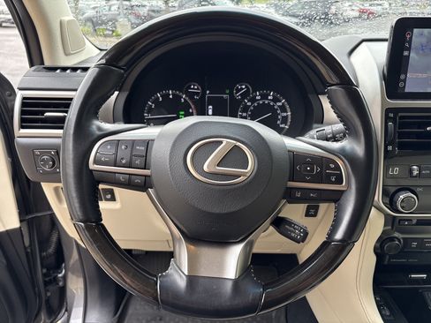 Used 2023 Lexus GX 460 Premium w/ Accessory Package AWD/4WD image 18